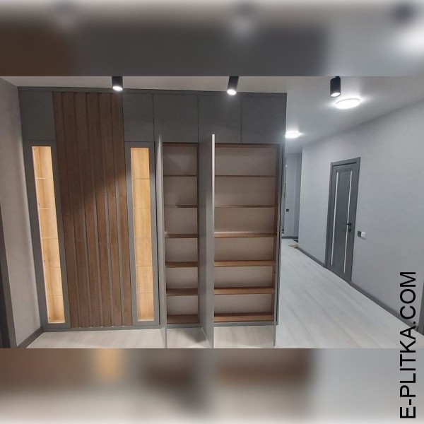 Вбудована шафа кутового планування у передпокій з вітальнею