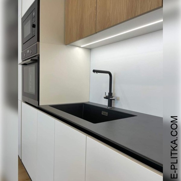 Біла кутова кухня з півостровом та вітальнею