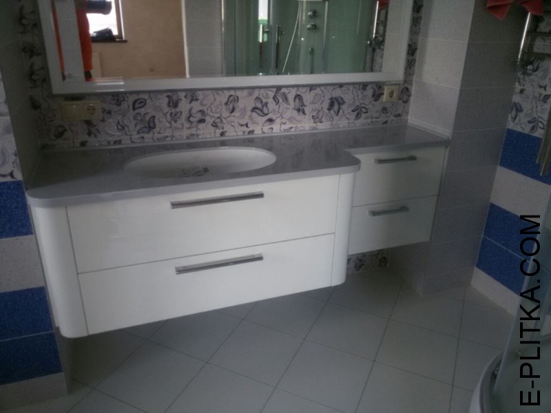 Замовити меблі для ванної кімнати зі стільницею та раковиною.