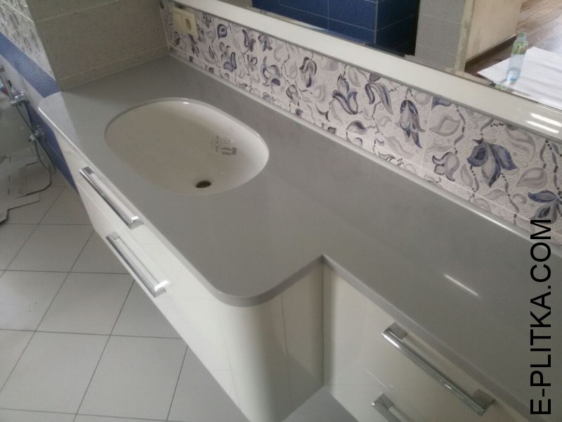 Замовити меблі для ванної кімнати зі стільницею та раковиною.