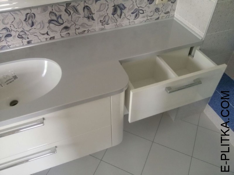 Замовити меблі для ванної кімнати зі стільницею та раковиною.