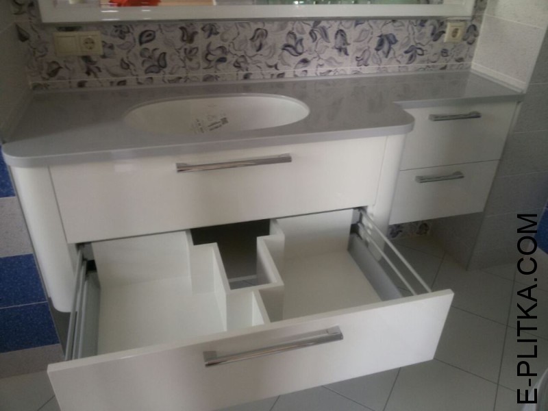 Замовити меблі для ванної кімнати зі стільницею та раковиною.