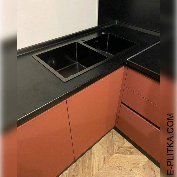 Теракотова кухня з барною стійкою під дерево