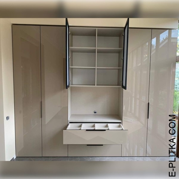 Шкаф в спальню с распашными дверями из бежевого стекла
