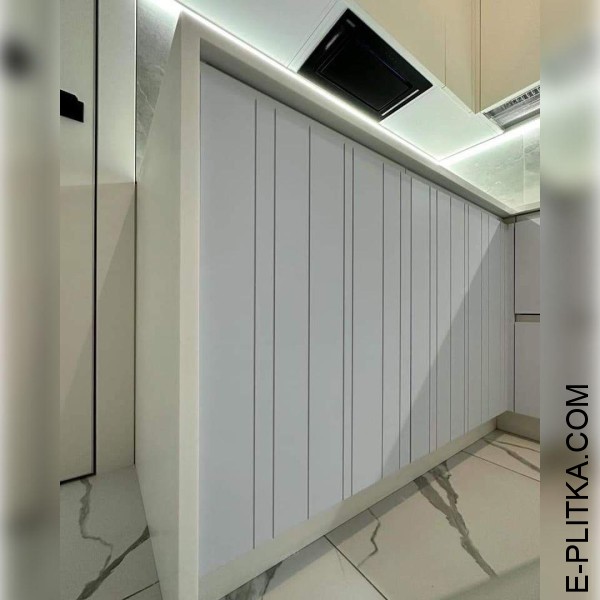 Кухня с вертикальными полосами на фасадах с интегрированной ручкой