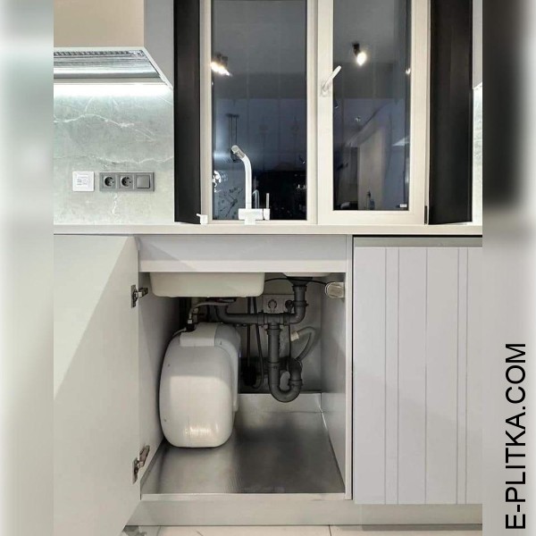 Кухня с вертикальными полосами на фасадах с интегрированной ручкой