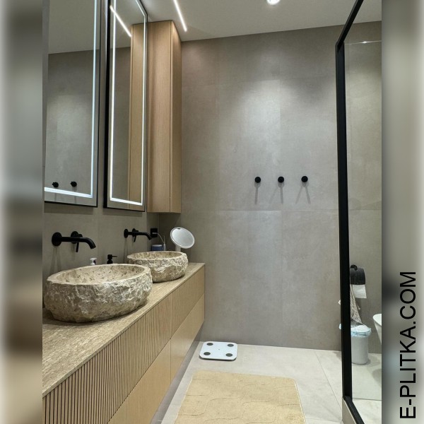 Виготовляємо меблі для ванної в Києві на замовлення нестандартних розмірів та за індивідуальним дизайн-проектом. Сучасний комплект меблів з шафами в дубовому шпоні під велику стільницю з двома кам`яними раковинами. ТЕЛЕФОНУЙТЕ ☎️ +38(073) 576 63 03 ✔️ Най