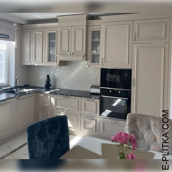 Бежева кухня для заміського будинку у стилі класика