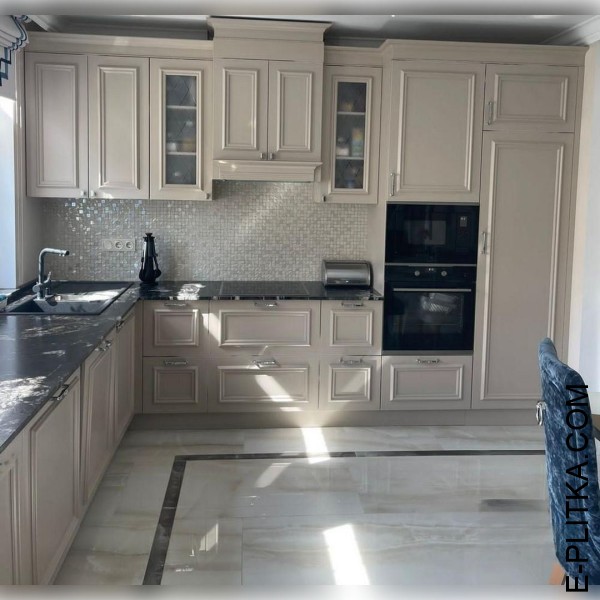 Изготавливаем кухни в Киеве под заказ любых размеров и по индивидуальному дизайн-проекту. Светло-бежевая мебель в кухню классической угловой планировки со столешницей из натурального камня. ЗВОНИТЕ ☎️ (063) 641 35 65 ✔️ Лучшее качество!