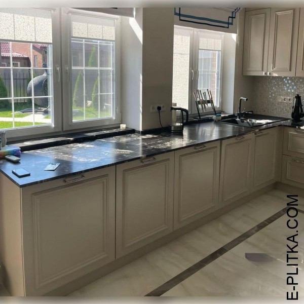 Бежева кухня для заміського будинку у стилі класика