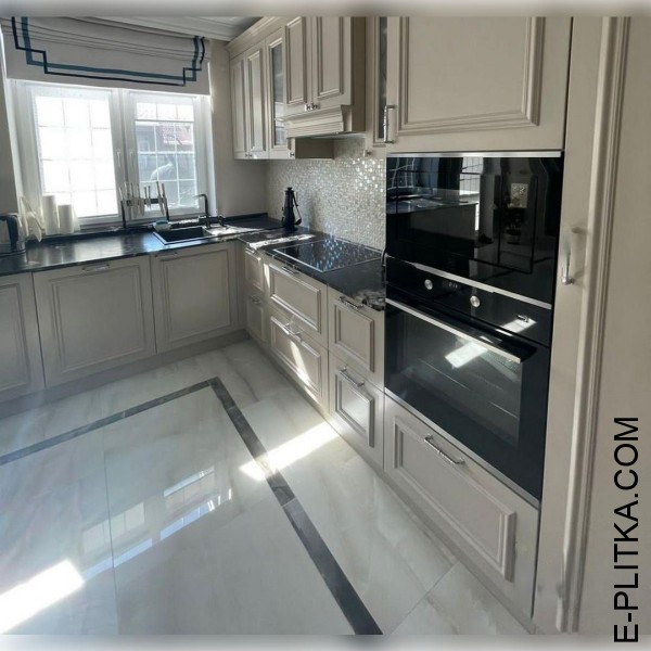 Бежева кухня для заміського будинку у стилі класика