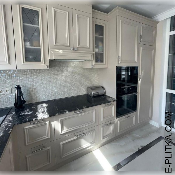 Бежева кухня для заміського будинку у стилі класика