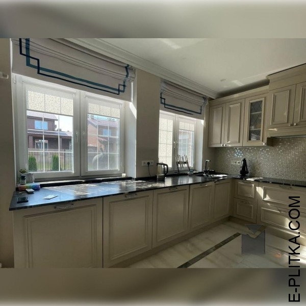 Бежева кухня для заміського будинку у стилі класика