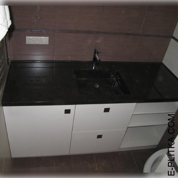 Изготовим мебель для ванной комнаты со стиральной машиной в Киеве на заказ нестандартных размеров, по дизайн-проекту. Контрастная меблировка санузла: белая тумба под стиральную машину, черная столешница с раковиной. ЗВОНИТЕ ☎️ (063) 641 35 65 ✔️ Лучшее ка