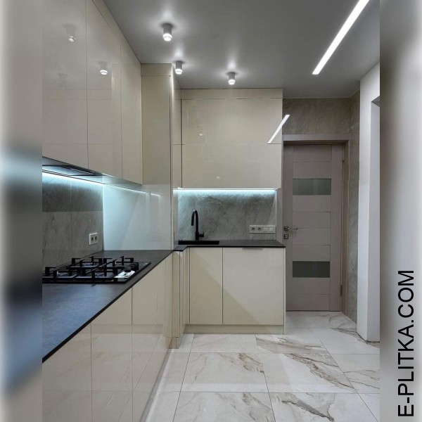 Глянцева кухня кремового кольору з темною стільницею HPL