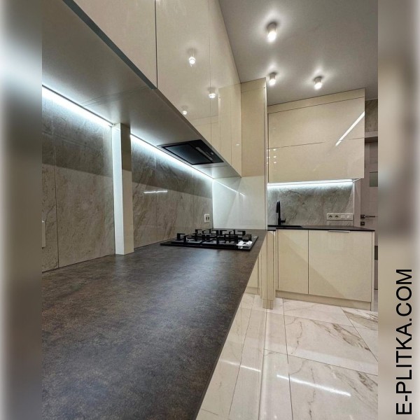 Глянцева кухня кремового кольору з темною стільницею HPL