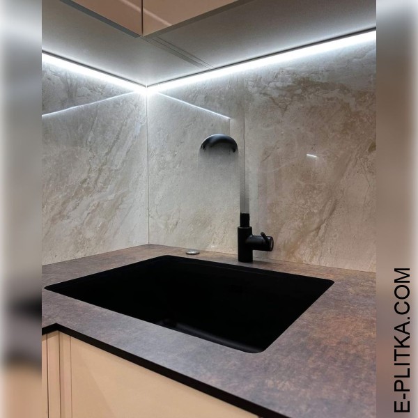 Глянцева кухня кремового кольору з темною стільницею HPL