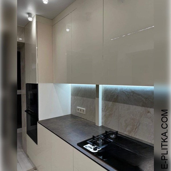 Глянцева кухня кремового кольору з темною стільницею HPL