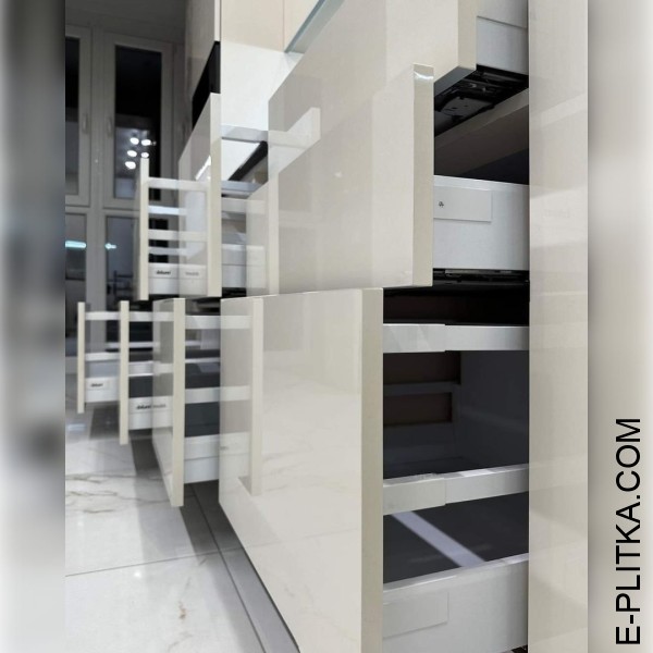 Глянцева кухня кремового кольору з темною стільницею HPL