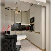 Кутова кухня в бежево-сірому кольорі із закругленими кутами