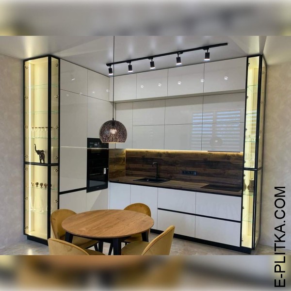 Акрилова кухня в білому глянці зі стільницею під дерево