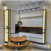 Акрилова кухня в білому глянці зі стільницею під дерево