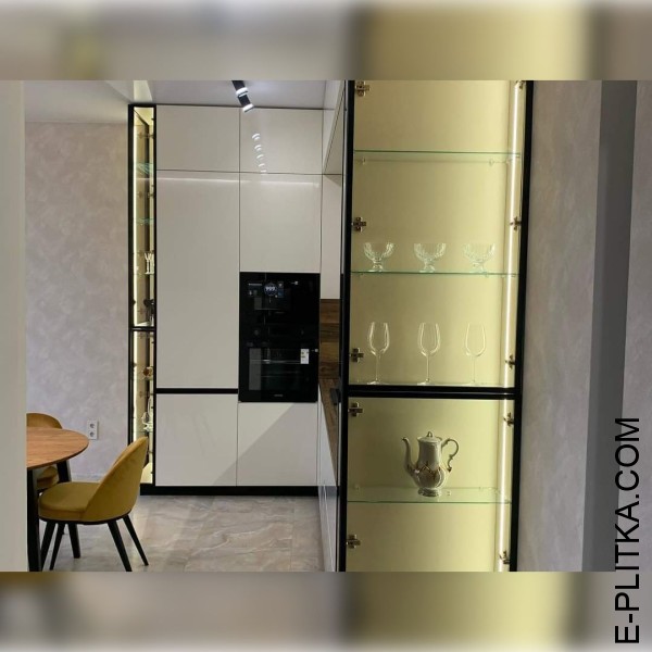 Акрилова кухня в білому глянці зі стільницею під дерево