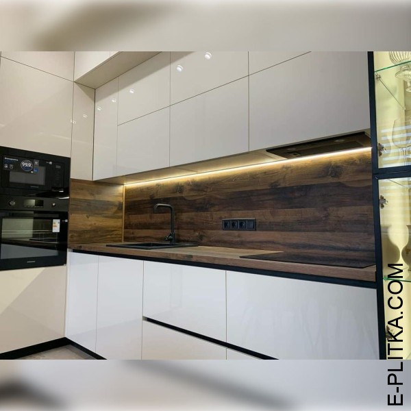 Акрилова кухня в білому глянці зі стільницею під дерево