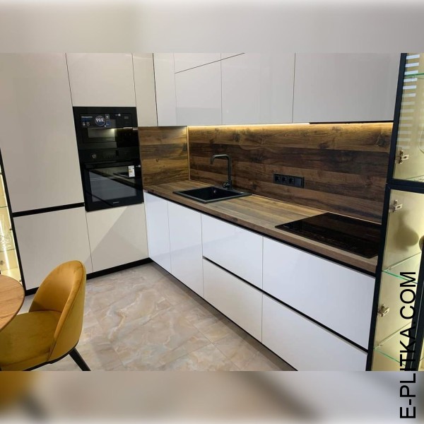 Акрилова кухня в білому глянці зі стільницею під дерево