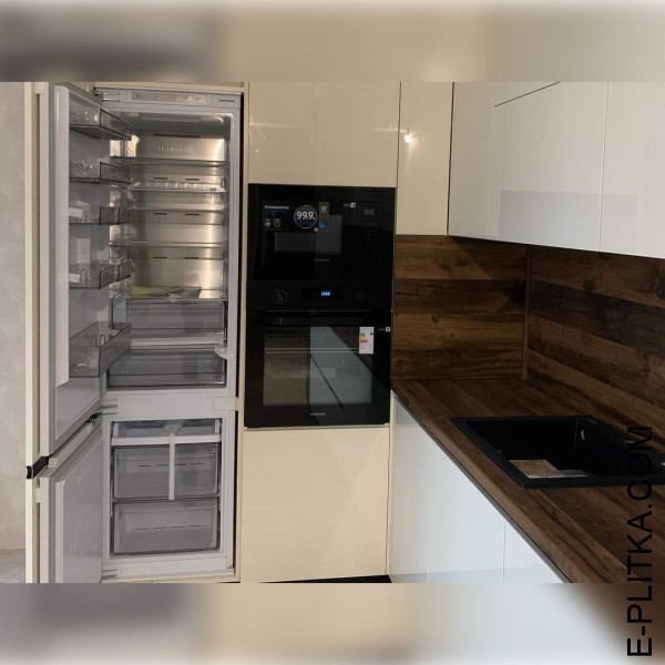 Акрилова кухня в білому глянці зі стільницею під дерево