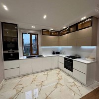 Кухня (низ) білий глянець, (верх) беж матовий та антресолі зі скляними вітринами