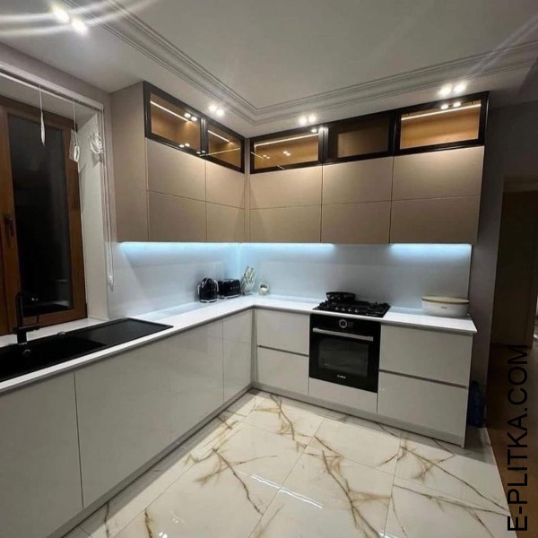 Кухня (низ) білий глянець, (верх) беж матовий та антресолі зі скляними вітринами