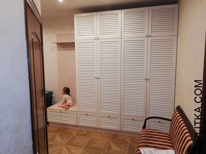 Жалюзийный шкаф в прихожую