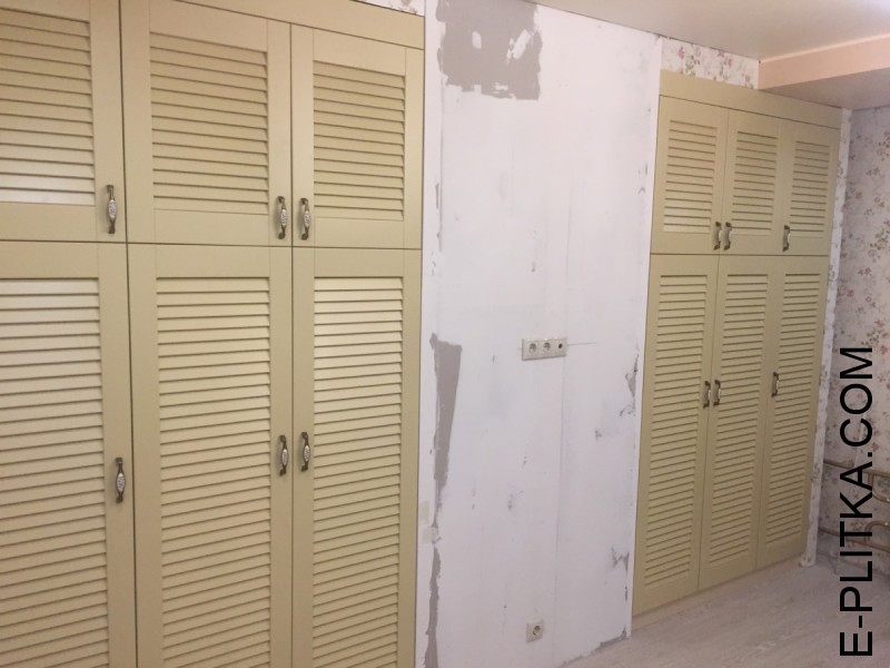 Встроенные шкафы из массива дерева с жалюзийными фасадами