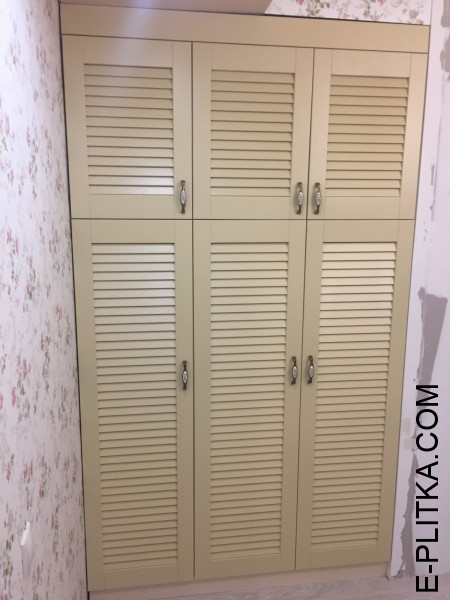 Встроенные шкафы из массива дерева с жалюзийными фасадами