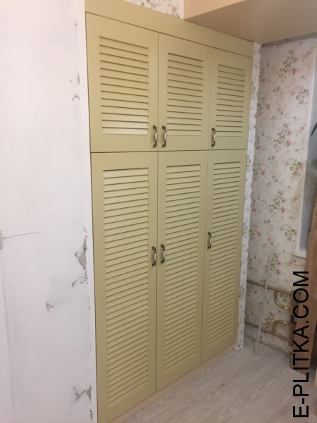 Встроенные шкафы из массива дерева с жалюзийными фасадами