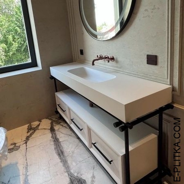 Виготовляємо люксові тумби для ванної в Києві на замовлення нестандартних розмірів та за індивідуальним дизайн-проектом. Сучасне меблювання: біла стільниця з влитою раковиною та тумбою в каркасі із чорного металу. ТЕЛЕФОНУЙТЕ ☎️ +38(073) 576 63 03 ✔️ Найк