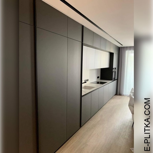 Темно-сіра кухня з тонкою білою стільницею та мийкою зі штучного каменю