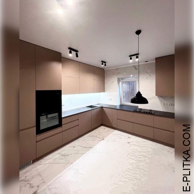 Кухня кольору капучіно з інтегрованими ручками