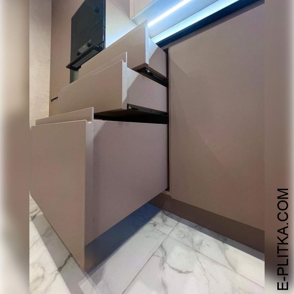 Кухня кольору капучіно з інтегрованими ручками