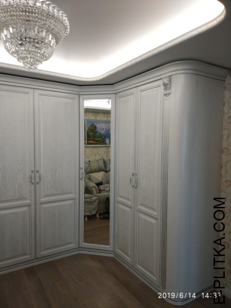 Угловой шкаф из массива ясеня