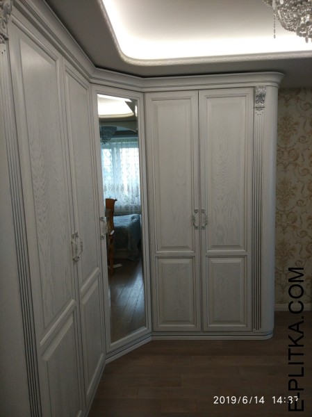 Угловой шкаф из массива ясеня