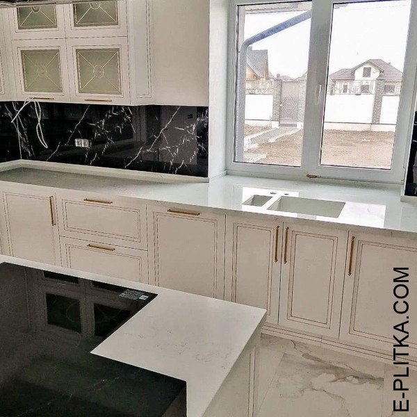 Кухня с патиной в итальянских фасадах цвета айвори