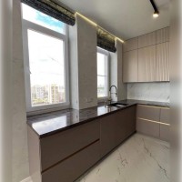 Кухня з вітальнею в кашеміровому відтінку сірого та кремового