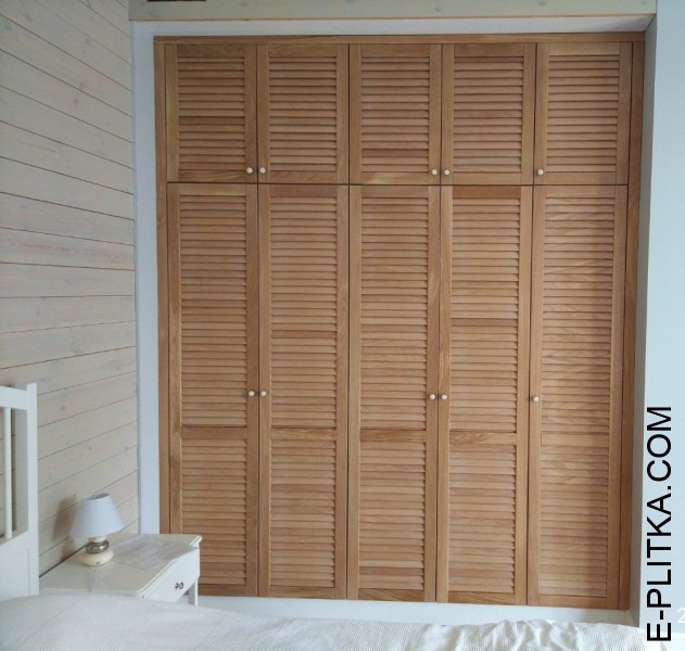 Жалюзийный встроенный неокрашенный шкаф из массива