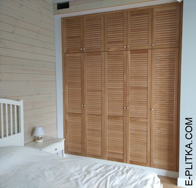 Жалюзийный встроенный неокрашенный шкаф из массива