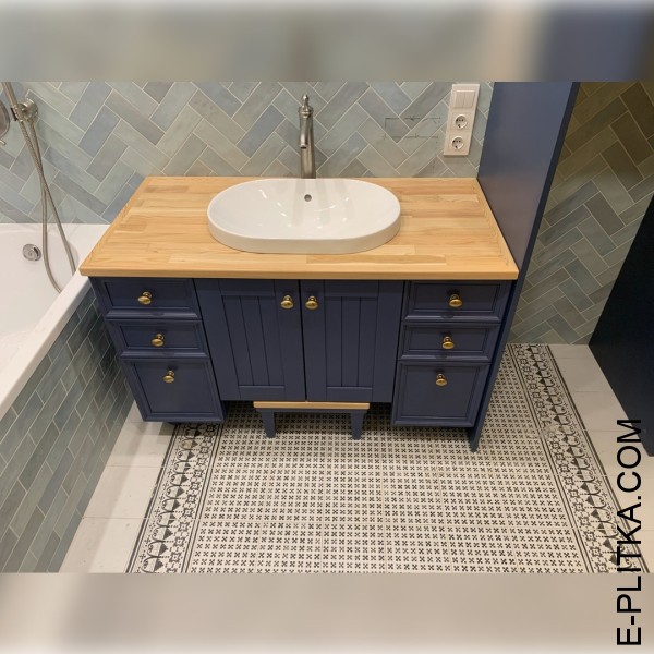 Виготовимо заказну тумбу у ванну у Києві на замовлення нестандартних розмірів з ексклюзивним дизайном. Стильна меблі дитячого санвузла, для двох хлопчиків: синя тумба з дерева з дубовою стільницею і раковиною. ТЕЛЕФОНУЙТЕ ☎️ +38(073) 576 63 03 ✔️ Найкраща