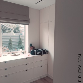 Красива гардеробна кімната в кольорі «слонова кістка»