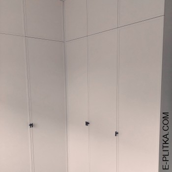 Красива гардеробна кімната в кольорі «слонова кістка»