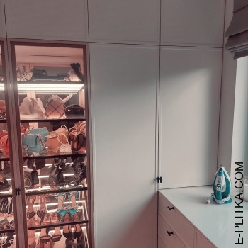 Красива гардеробна кімната в кольорі «слонова кістка»